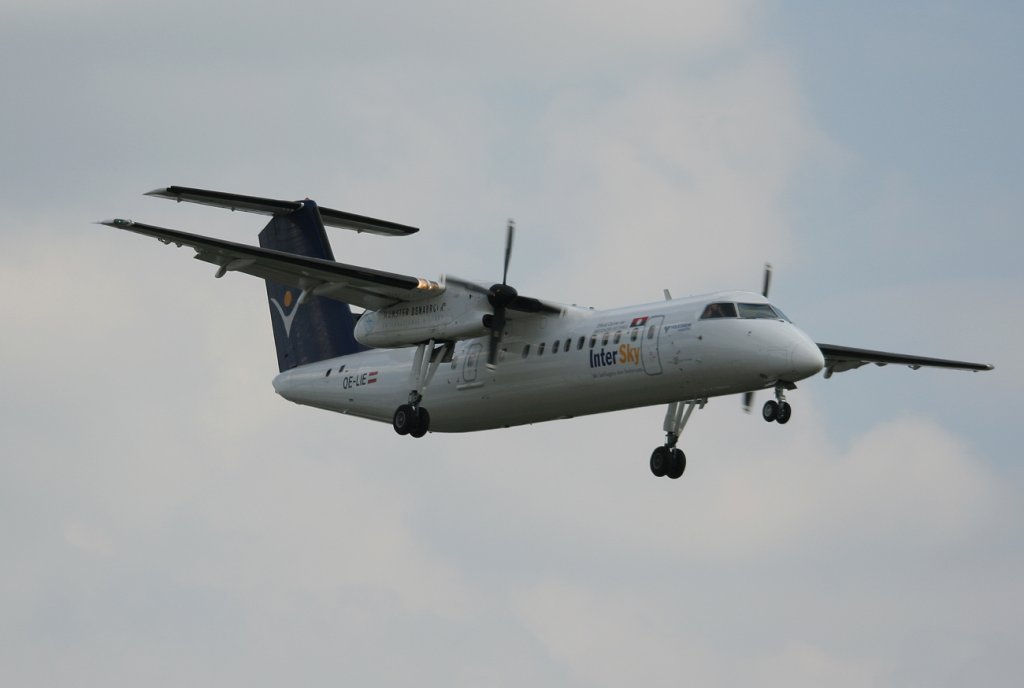 InterSky De Havilland Canada DHC-8-315Q OE-LIE kurz vor der Landung in Berlin-Tegel am 10.06.2011
