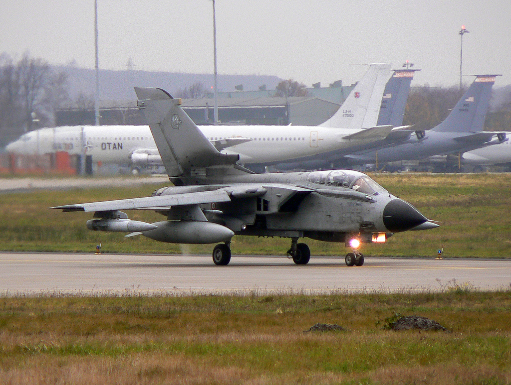 Italy Air Force Panavia Tornado MM7025 / 6-05 auf dem Taxiway zur 27 in GKE / ETNG / Geilenkirchen am 30.11.2007