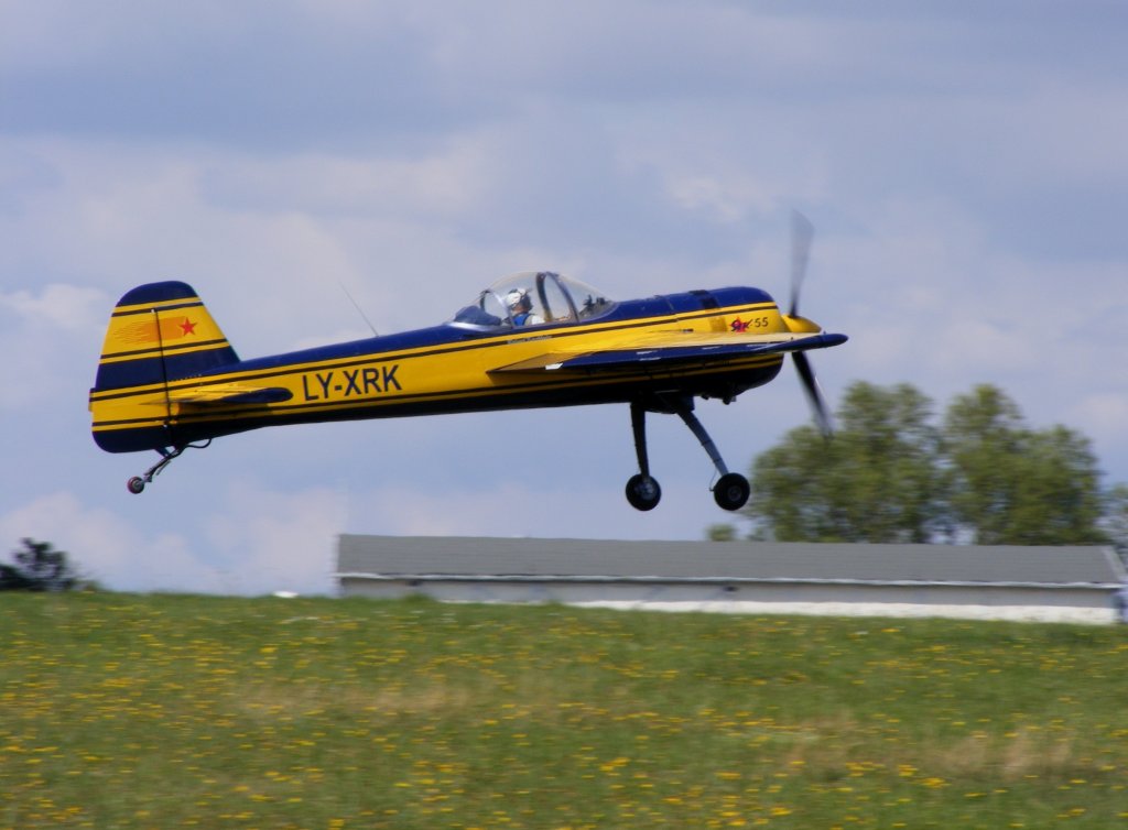 JAK-55 LY-XRK bei der Landung auf dem Flugplatz Gera (EDAJ) am 11.8.2012