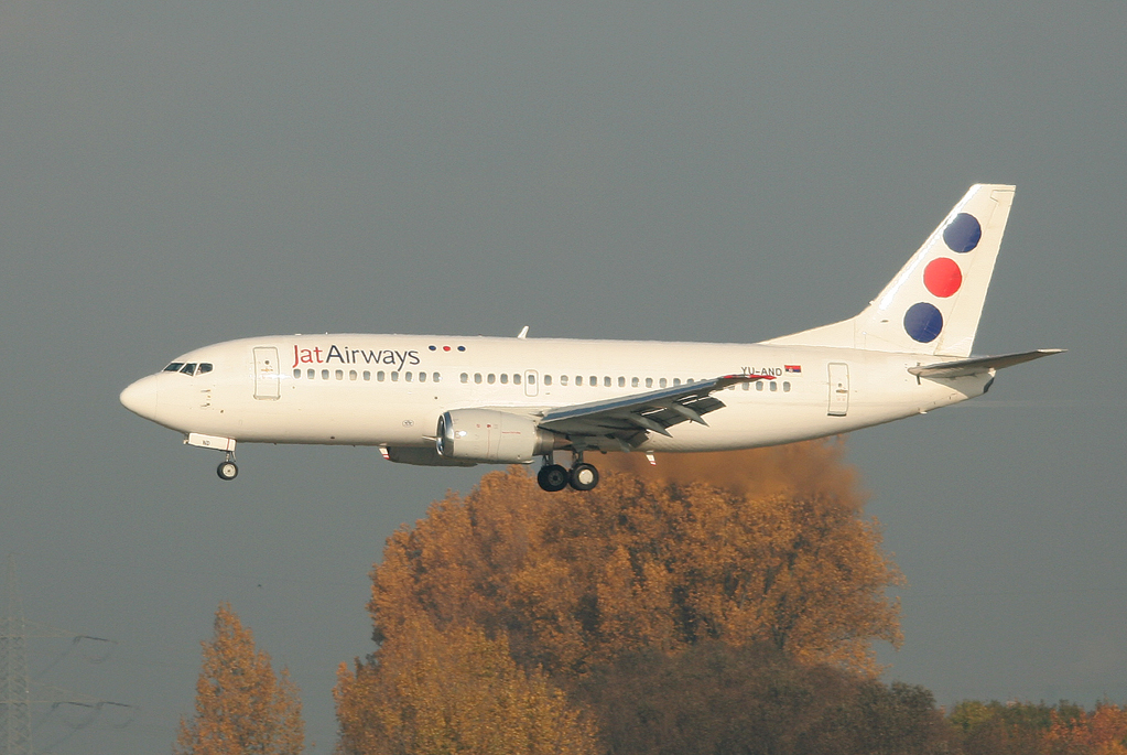 Jat Airways B 737-3H9 YU-AND kurz vor der Landung in Dsseldorf am 31.10.2011