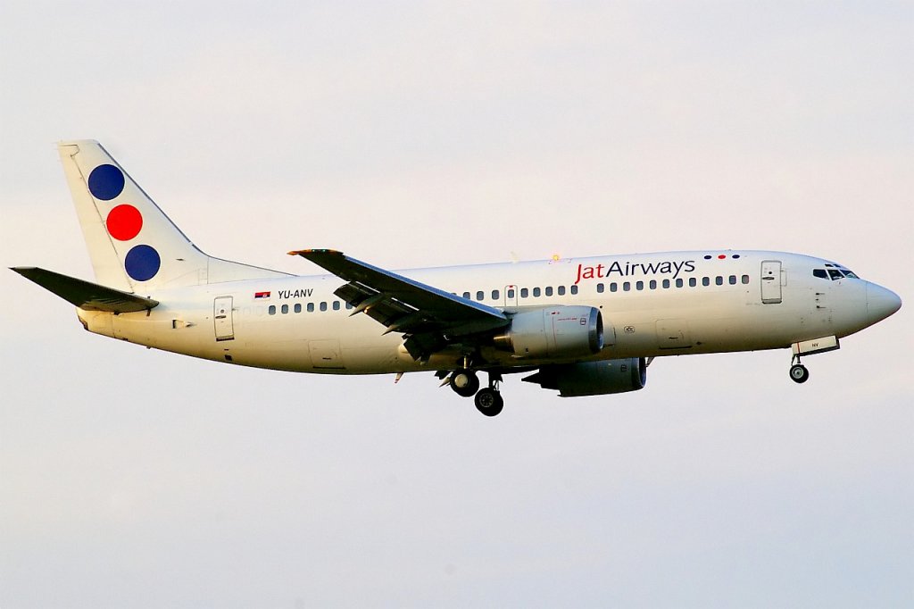 JAT Airways Boeing 737-3H9 am 31.07.09 im Anflug auf Zrich
