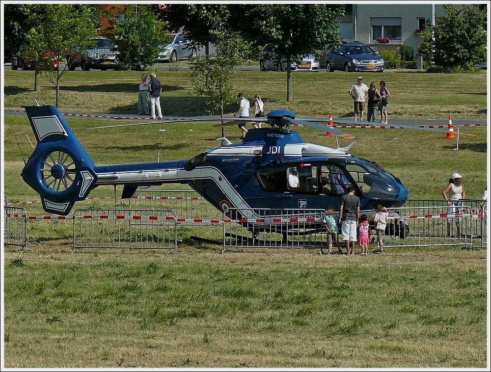 JD1 Eurocopter EC 135 der franzsischen Gendarmerie fotografiert am 04.07.10 whrend einer Ausstellung von Polizeifahreugen in Diekirch (L).