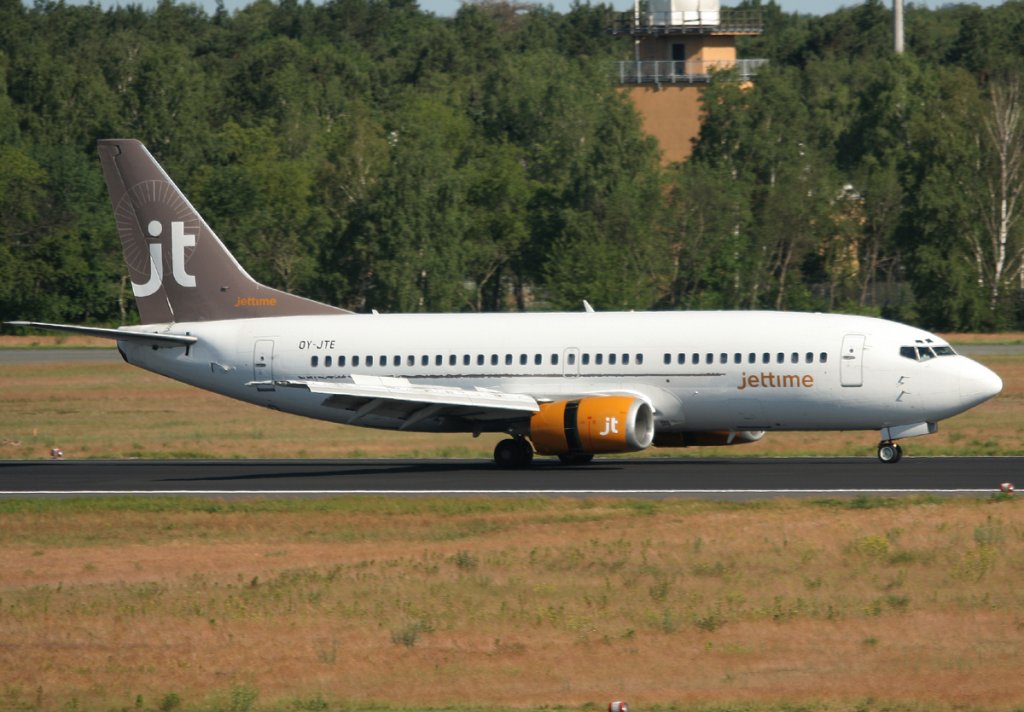 Jettime B 737-3L9 OY-JTE nach der Landung in Berlin-Tegel am 02.06.2011