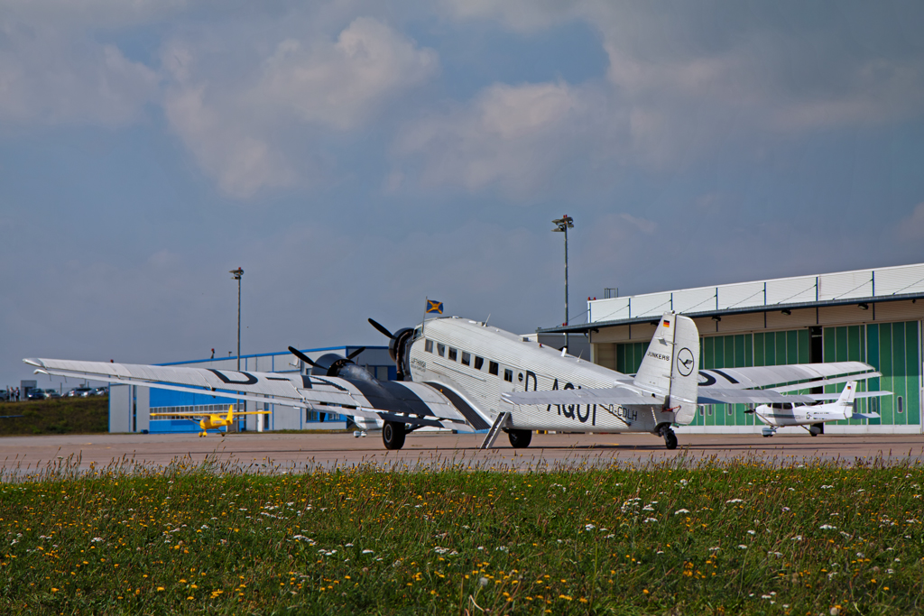 JU 52 D-AQUI steht vor dem Flughafen Terminal in Neubrandenburg-Trollenhagen - 25.08.2012
