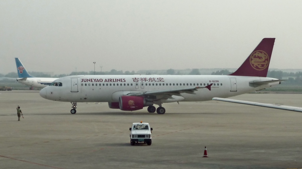 Juneyao Airlines B-6298, Airbus A320-214, in PEK (18.5.11).