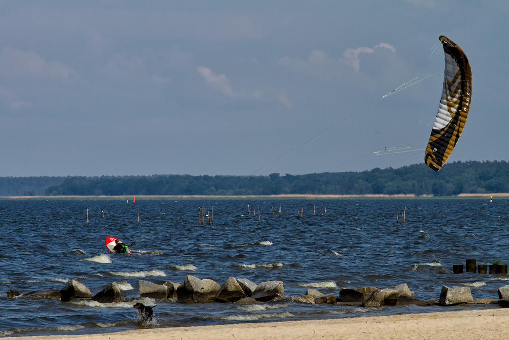 Kitesurfen am Strand von Ueckermnde. - 27.05.2013