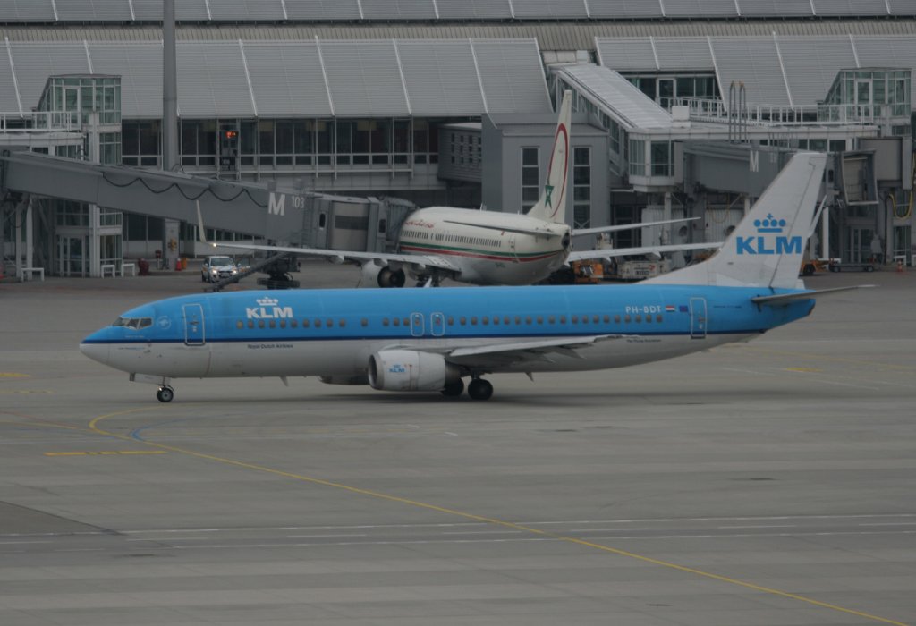 KLM B 737-406 PH-BDT an einem sehr trben 10.03.2011 auf dem Flughafen Mnchen