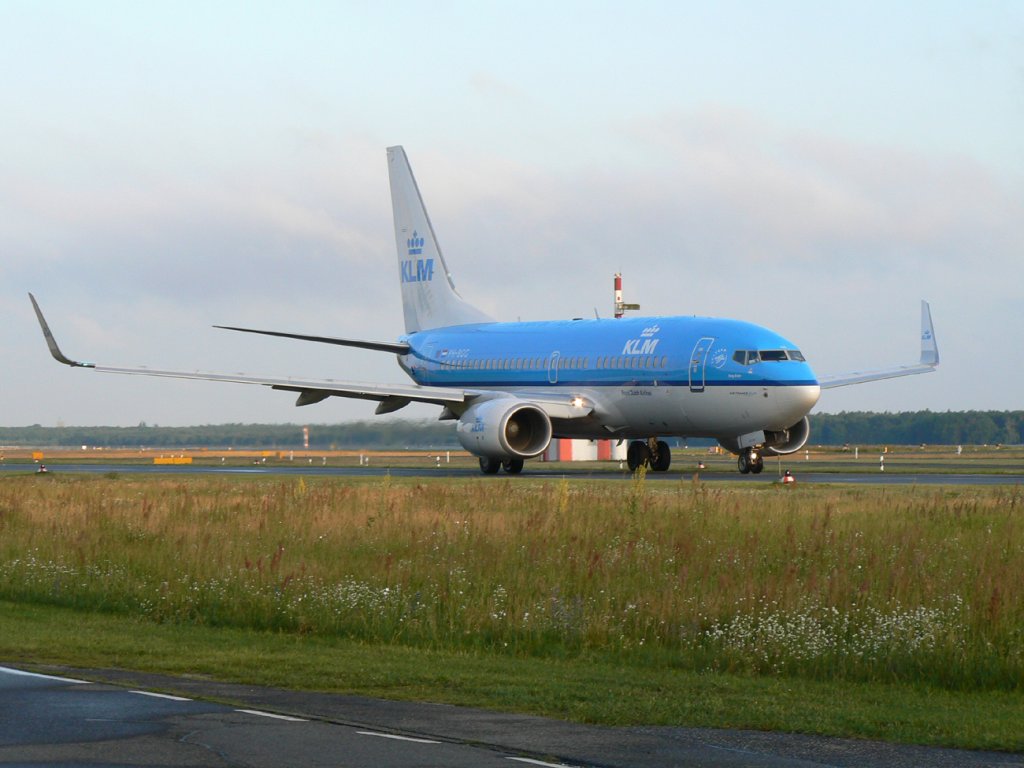 KLM B 737-7K2 PH-BGG auf dem Weg zum Start in Berlin-Tegel am 25.06.2011
