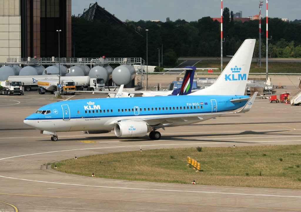 KLM B 737-7K2 PH-BGG bei der Ankunft in Berlin-Tegel am 25.06.2011