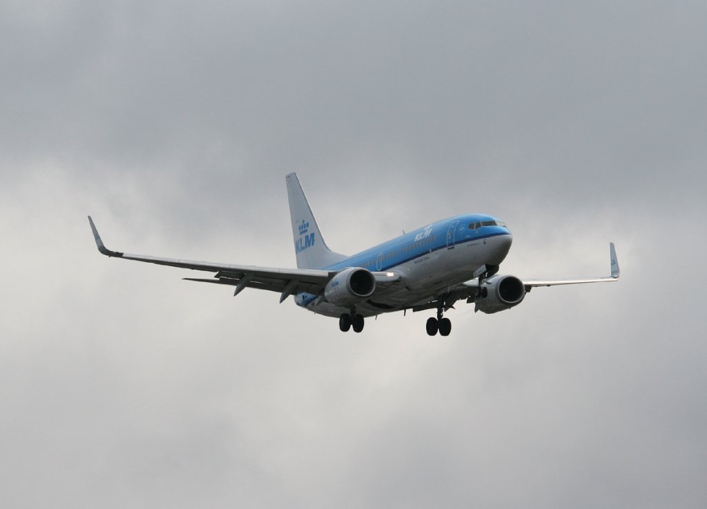 KLM B 737-7K2 PH-BGK kurz vor der Landung in Berlin-Tegel am 19.02.2012