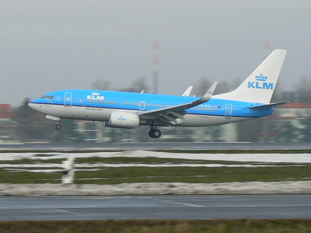 KLM B 737-7K2 PH-BGL kurz vor der Landung in Berlin-Tegel am 08.01.2011
