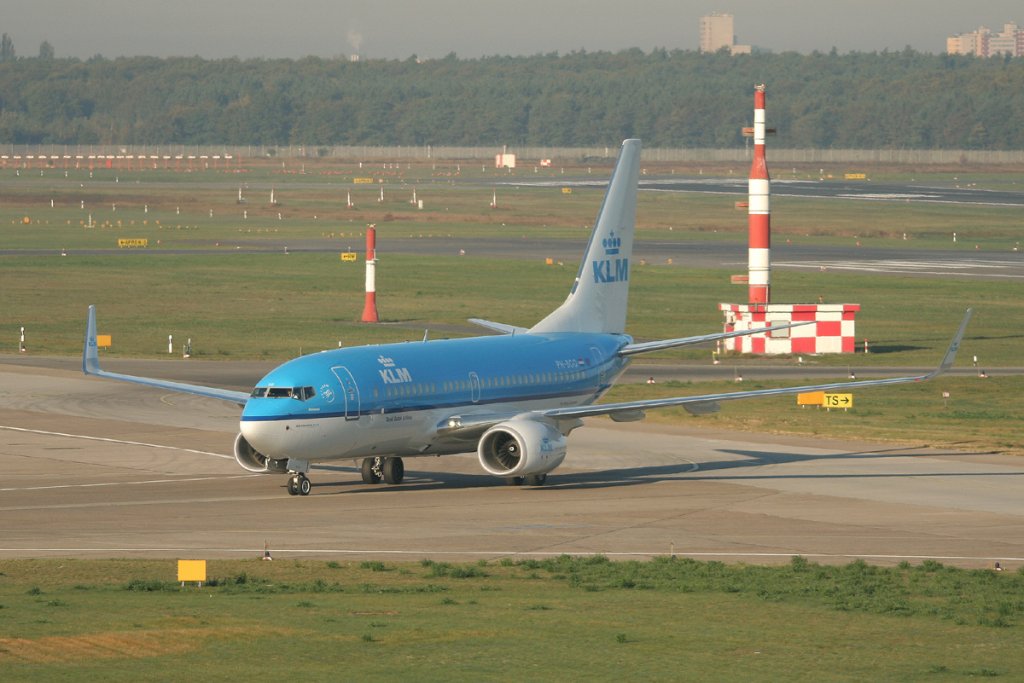KLM B 737-7K2 PH-BGQ bei der Ankunft in Berlin-Tegel am 15.10.2011