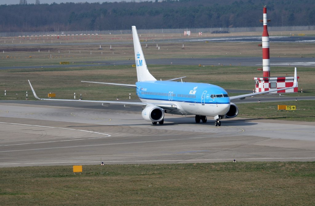 KLM B 737-8BK PH-BXU bei der Ankunft in Berlin-Tegel am 03.04.2011