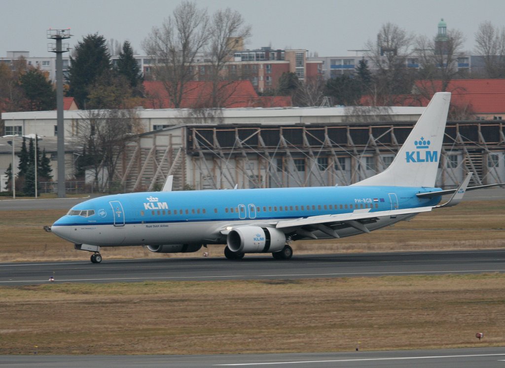 KLM B 737-8K2 PH-BGB nach der Landung in Berlin-Tegel am 27.11.2011
