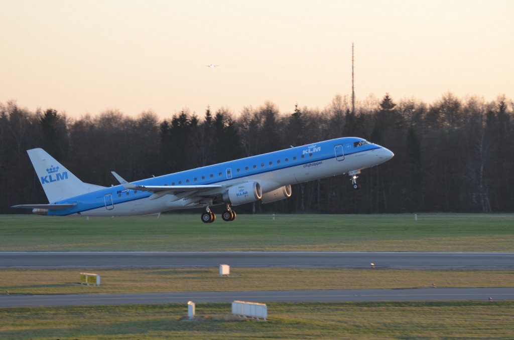 KLM Cityhopper Embraer ERJ-190 PH-EZK beim Start in Hamburg Fuhlsbttel am 23-03.12