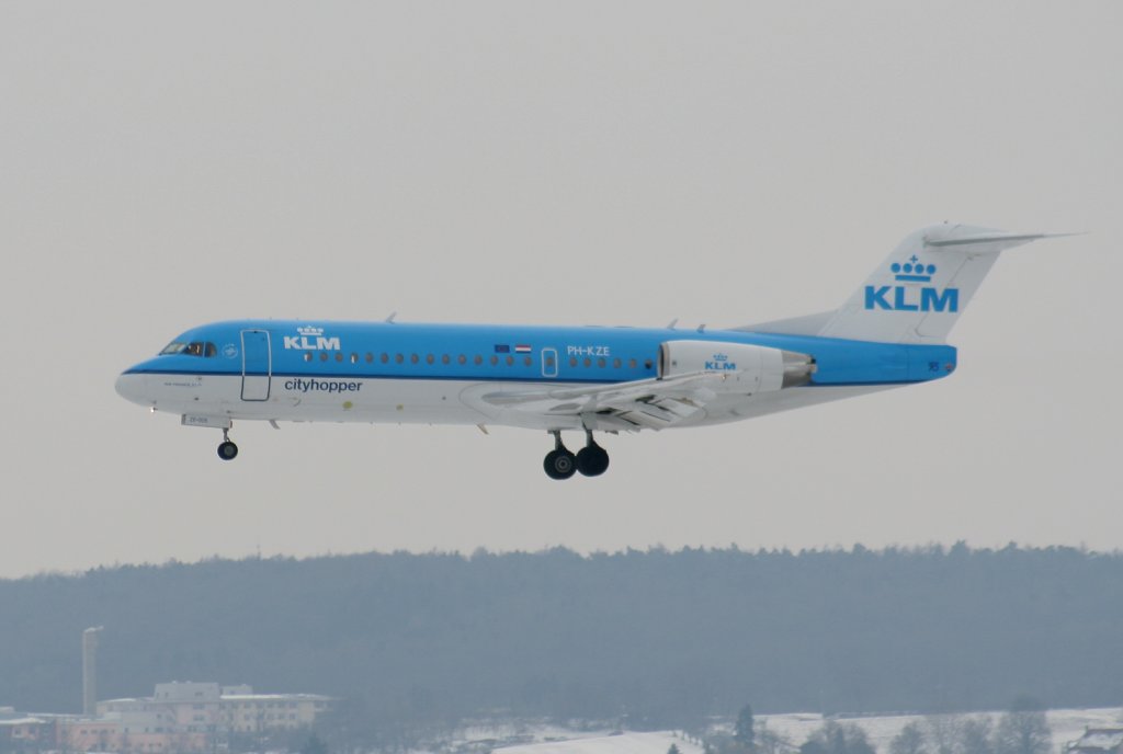 KLM-Cityhopper Fokker 70 PH-KZE kurz vor der Landung in Stuttgart am 10.03.2010