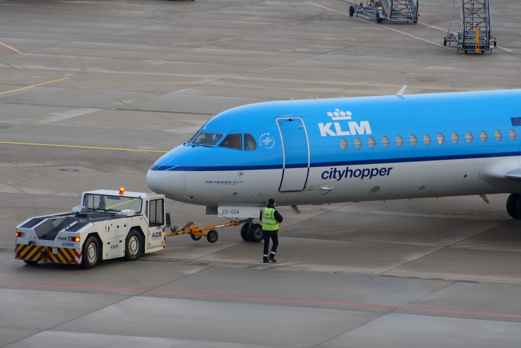KLM cityhopper 
Fokker F-70
PH-KZD
Stuttgart
28.11.10