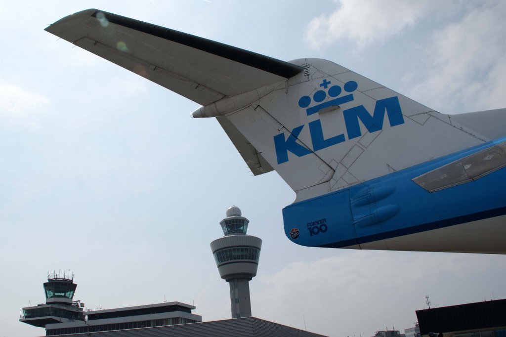 KLM cityhopper, PH-OFE (steht zur Besichtigung auf der Besucherterasse in AMS), Fokker, 100 (Seitenleitwerk/Tail), 25.05.2012, AMS-EHAM, Amsterdam (Schiphol),Niederlande 