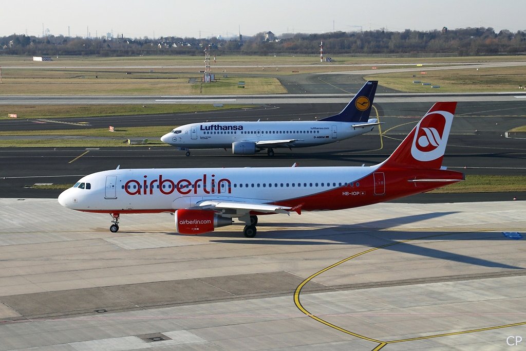 Konkurrenten in Dsseldorf: A320-200 HB-IOP der Air Berlin-Tochter Belair und 737-300 D-ABEM ( Eberswalde ) der Lufthansa am 9.3.2010.