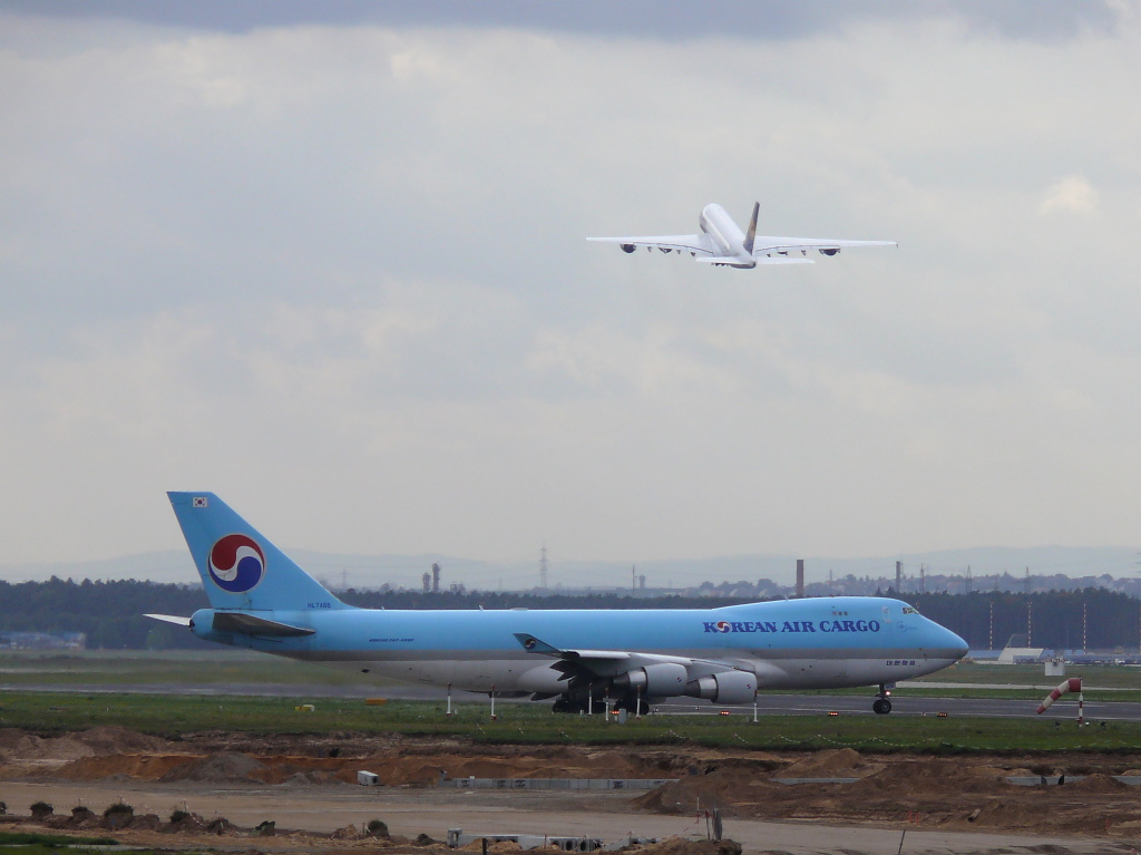 Korean Air Cargo; HL-7466, Boeing 747-4B5F + Lufthansa  Mnchen   Airbus A380-841. Flughafen Frankfurt/Main. 25.09.2010.