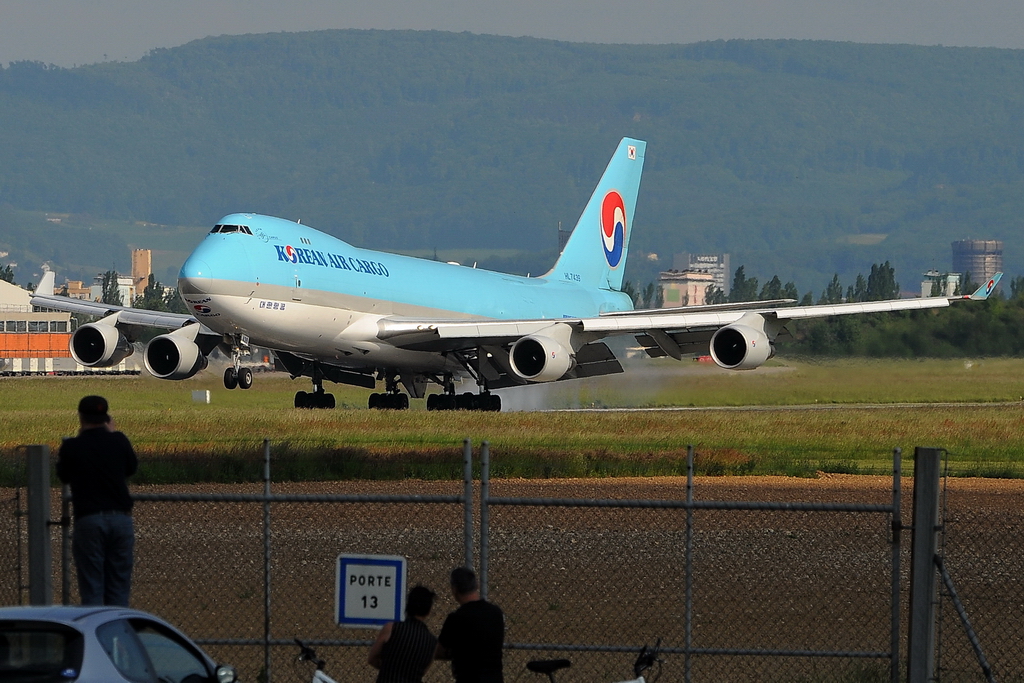 Korean Air Cargo, HL7439, Boeing 747-4B5F/ER/SCD. Der Jumbo landet im spten Nachmittagslicht am EuroAirport auf der Bahn 34. Spotter mit Leitern sind natrlich auch immer mit dabei. Sonntag, 23.5.2010.