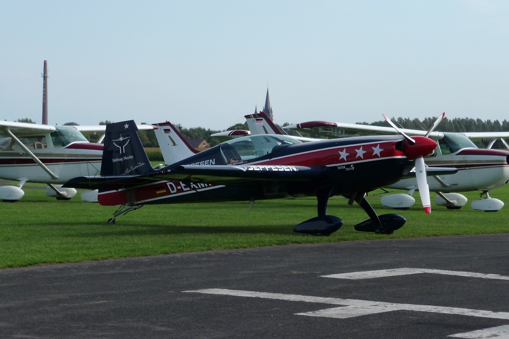 Kunstflugmaschine Extra 300S von Mike Rottland D-EXMR auf dem Flugplatz Niershorst am 11.9.2010