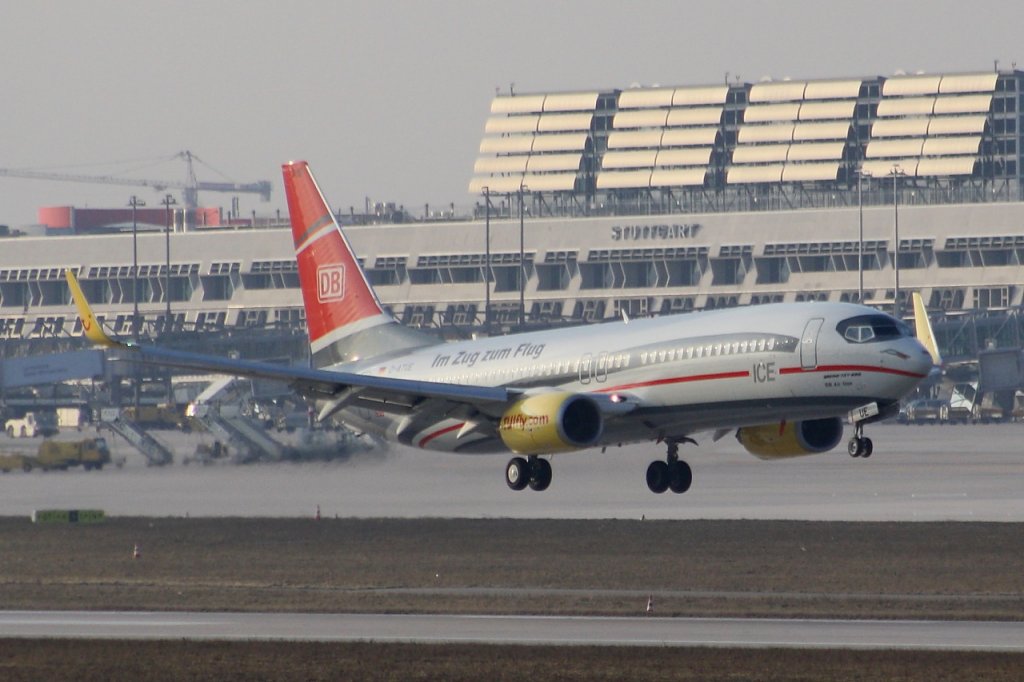 Kurz vor dem Toch-down am 12. Februar 2011 auf der Runway 07 des Stuttgarter Flughafens: Die neu bemalte TUIfly-Boeing 737-800 D-ATUE (DB Air One).
Sie kommt aus Fuerteventura. 

