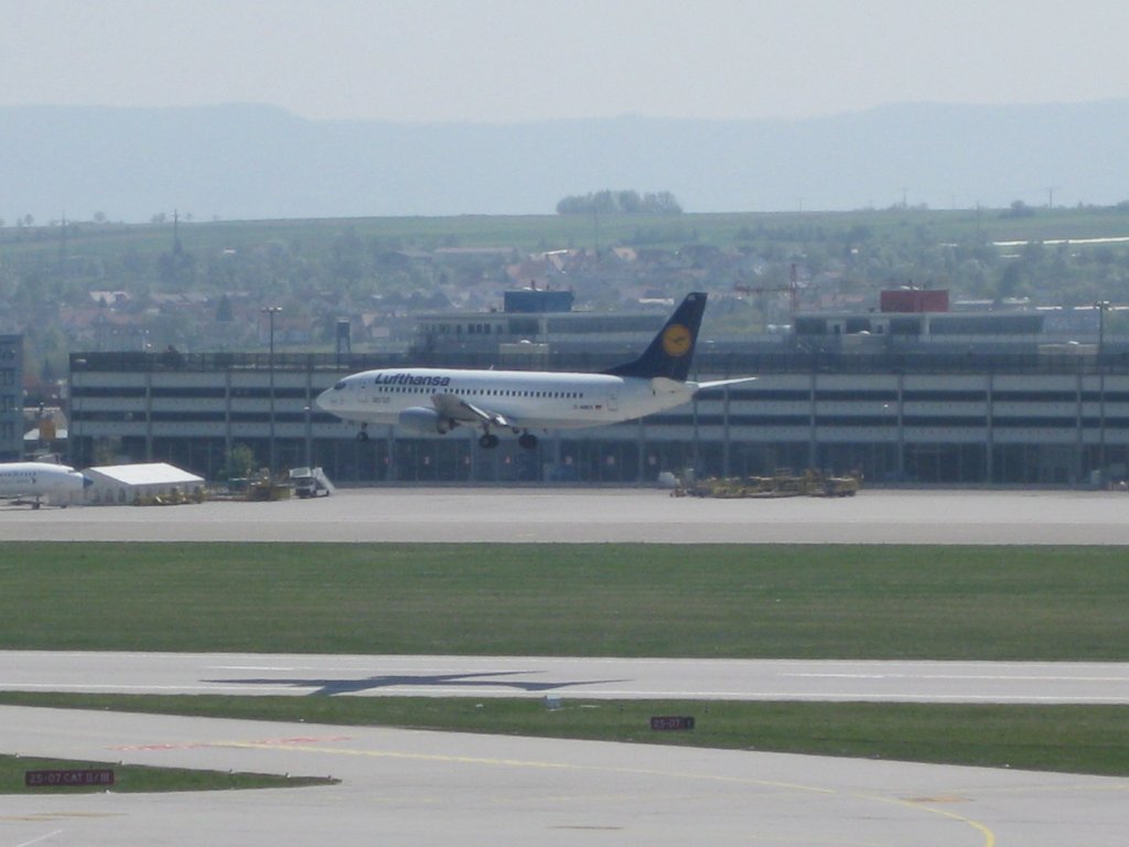 Landung einer 737-500 der Lufthansa in Stuttgart am 24.04.2010