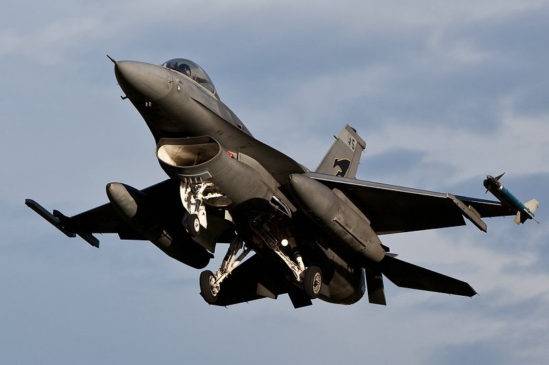 Landung Lockheed Martin/F-16 Fighting Falcon/Italy Air Force/Cervia/ETSN/Neuburg a.d. Donau/ 23.11.09