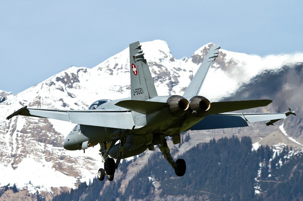 Landung/Schweiz - Air Force/McDonnell Douglas F/A-18C/ Hornet/J-5021/Meiringen/07.04.2010
