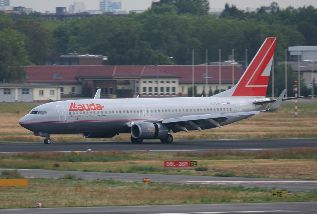 Lauda B 737-8Z9 OE-LNK nach der Landung in Berlin-Tegel am 31.07.2010