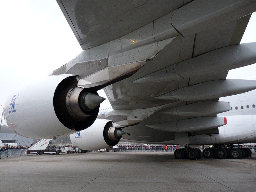 Linke Tragflchenunterseite des A380 mit  Engine Alliance  Triebwerken beim Besucheranlass in Zrich-Kloten am 20.1.2020. 