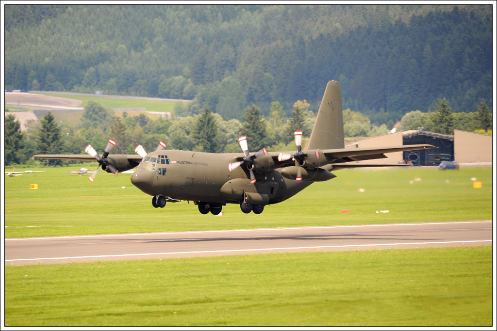 Lockheed C-130  Hercules  des BH beim Start in Zeltweg anlsslich der Airpower 2011 am 1.7.2011.
