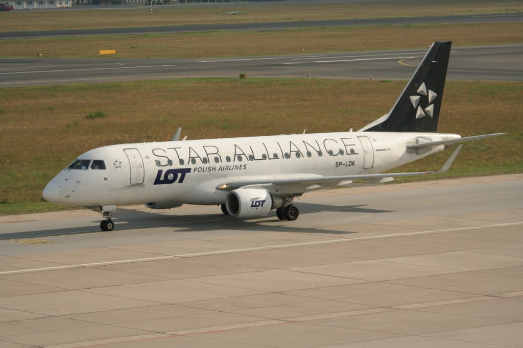 LOT Embraer ERJ-170-100LR SP-LDK bei der Ankunft in Berlin-Tegel am 22.05.2012