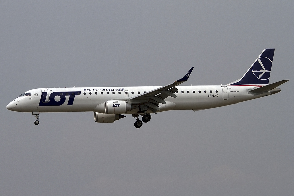 LOT, SP-LND, Embraer, ERJ-195LR, 08.09.2012, BCN, Barcelona, Spain 



