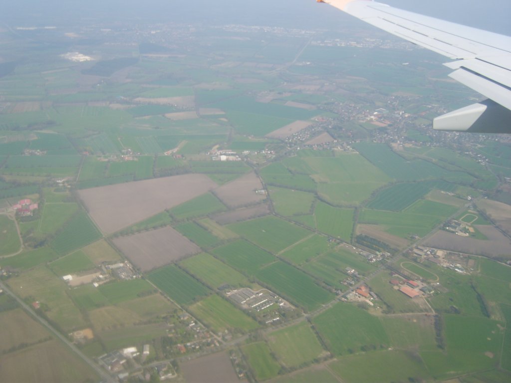 Luftaufnahme kurz vor Hamburg aus einer B737-8K5, TUIfly (later KLM), D-ATUF
