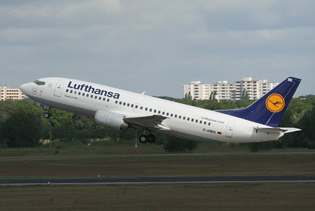 Lufthans B 737-330 D-ABEK beim Start in Berlin-Tegel am 17.05.2012