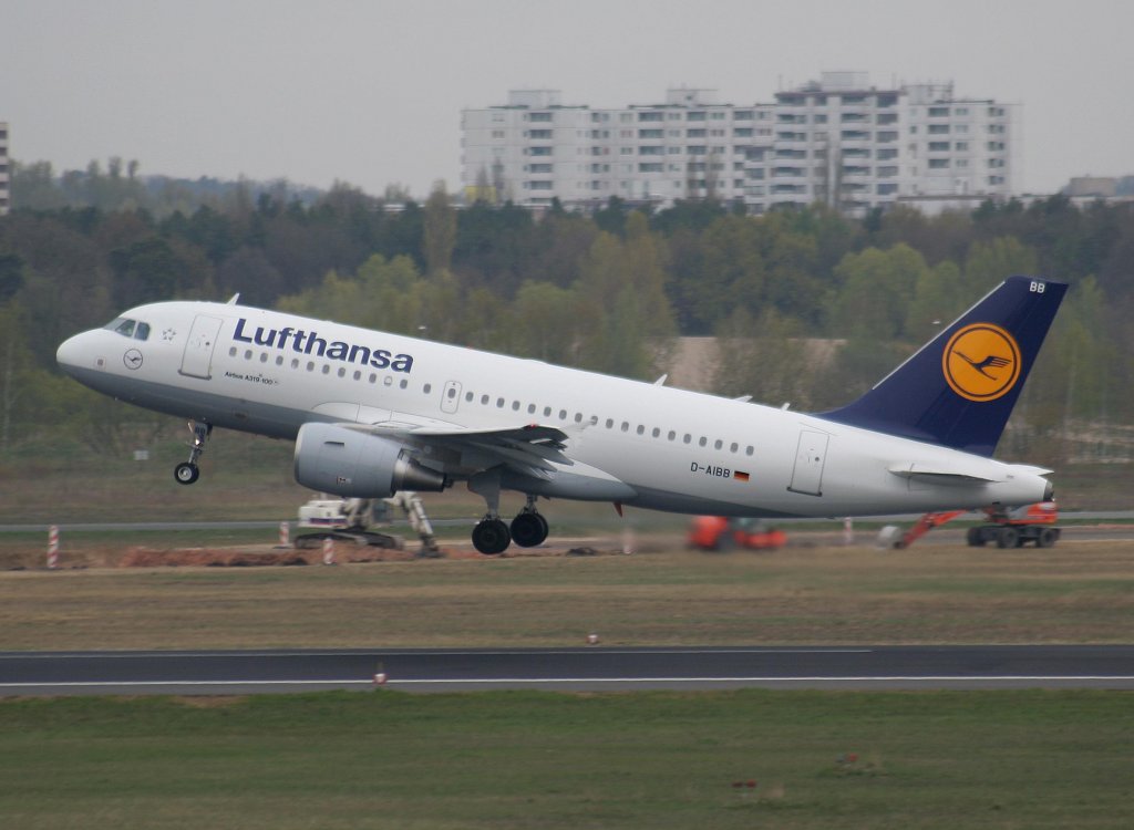 Lufthansa A 319-112 D-AIBB beim Start in Berlin-Tegel am 24.04.2010
