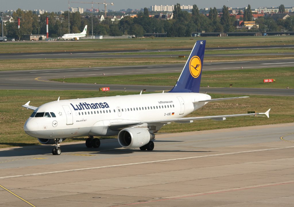 Lufthansa A 319-112 D-AIBC bei der Ankunft in Berlin-Tegel am 25.09.2011