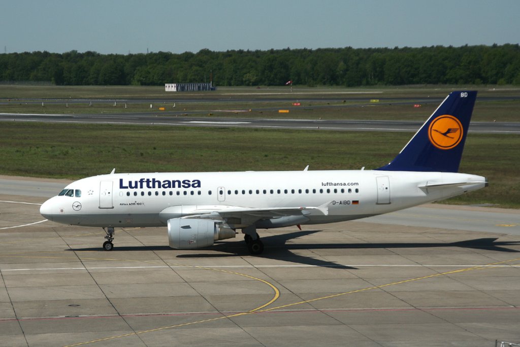Lufthansa A 319-112 D-AIBD bei der Ankunft in Berlin-Tegel am 08.05.2011