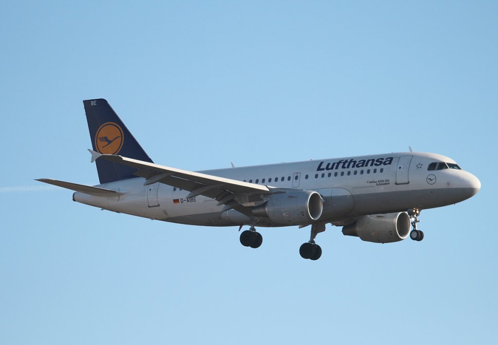 Lufthansa A 319-112 D-AIBE  Schnefeld   bei der Landung in Berlin-Tegel am 01.03.2013