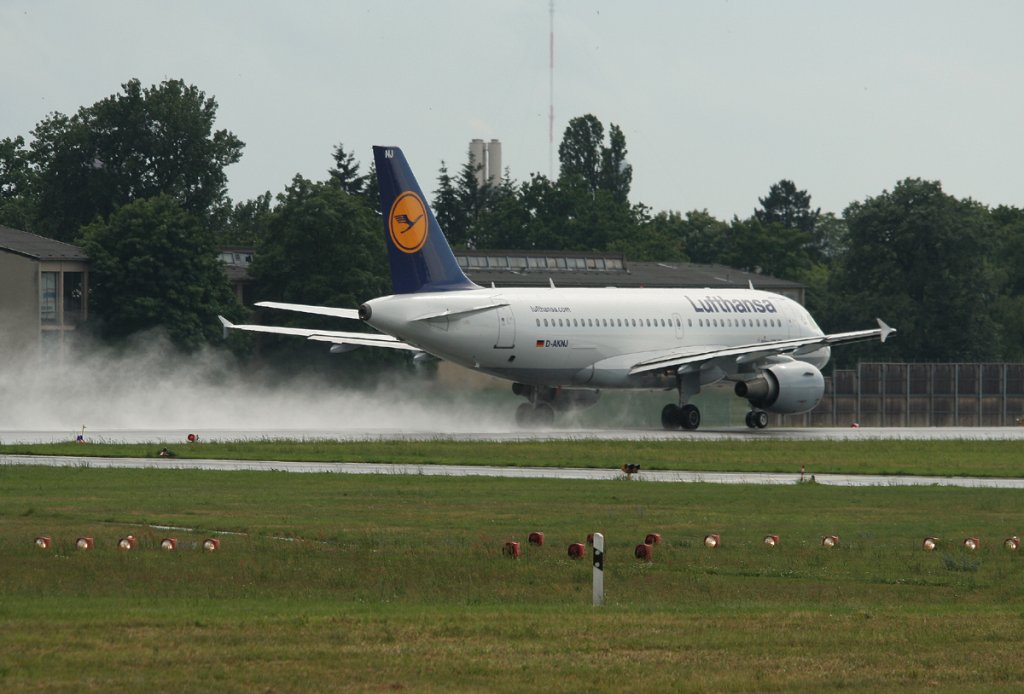 Lufthansa A 319-112 D-AKNJ beim Start in Berlin-Tegel am 25.06.2012