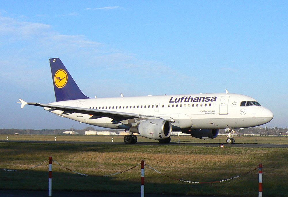 Lufthansa A 319-114 D-AILC   Rsselsheim   am Morgen des 05.12.2009 auf dem Flughafen Berlin-Tegel