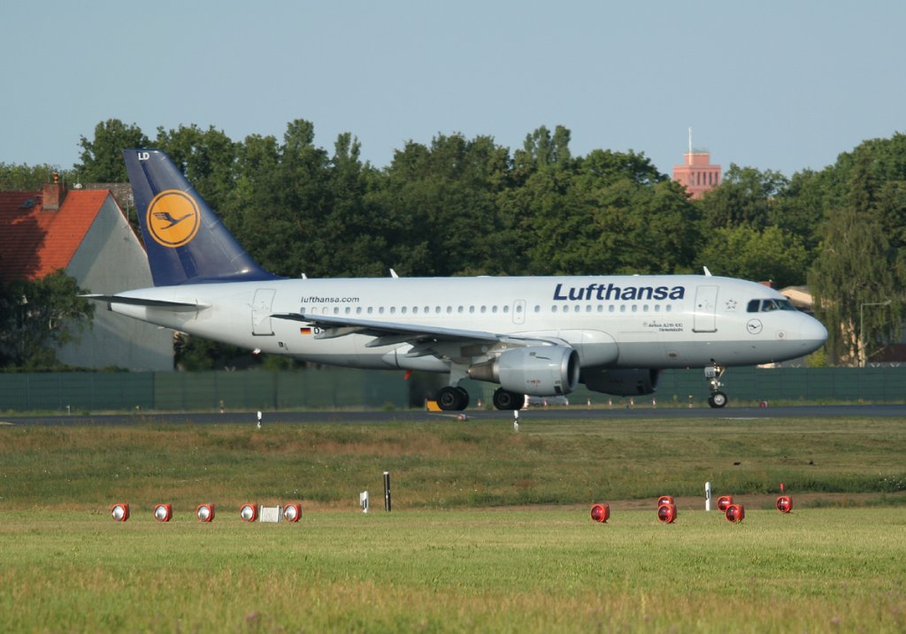 Lufthansa A 319-114 D-AILD  Dinkelsbhl  kurz vor dem Start in Berlin-Tegel am 19.06.2011