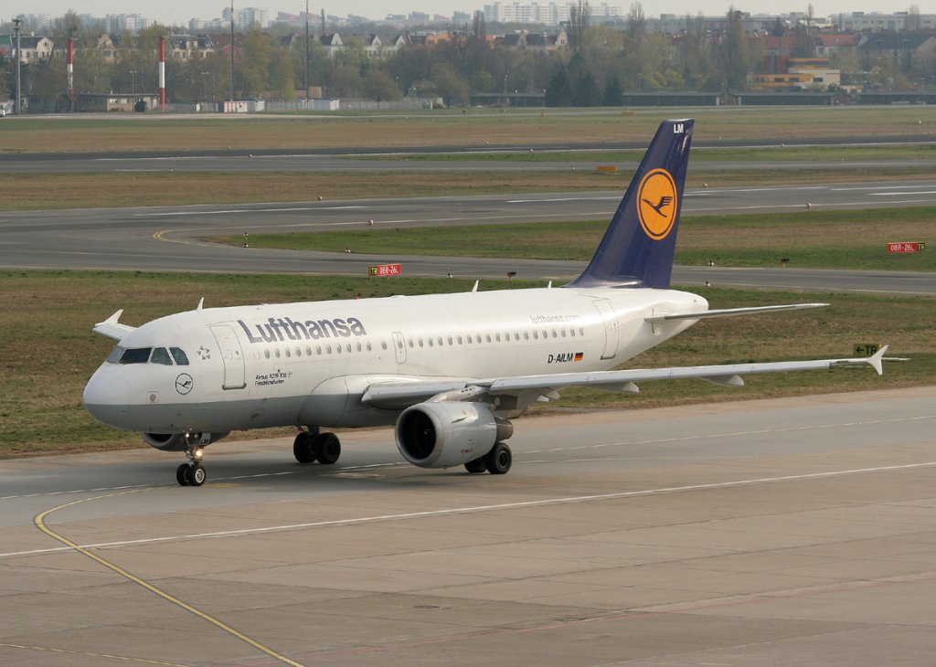 Lufthansa A 319-114 D-AILM  Friedrichshafen  bei der Ankunft in Berlin-Tegel am 15.04.2012
