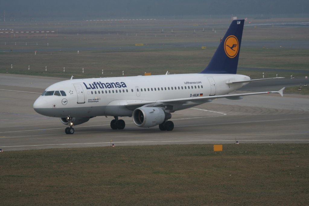 Lufthansa A 319-114 D-AILW  Donaueschingen  bei der Ankunft in Berlin-Tegel am 02.04.2011