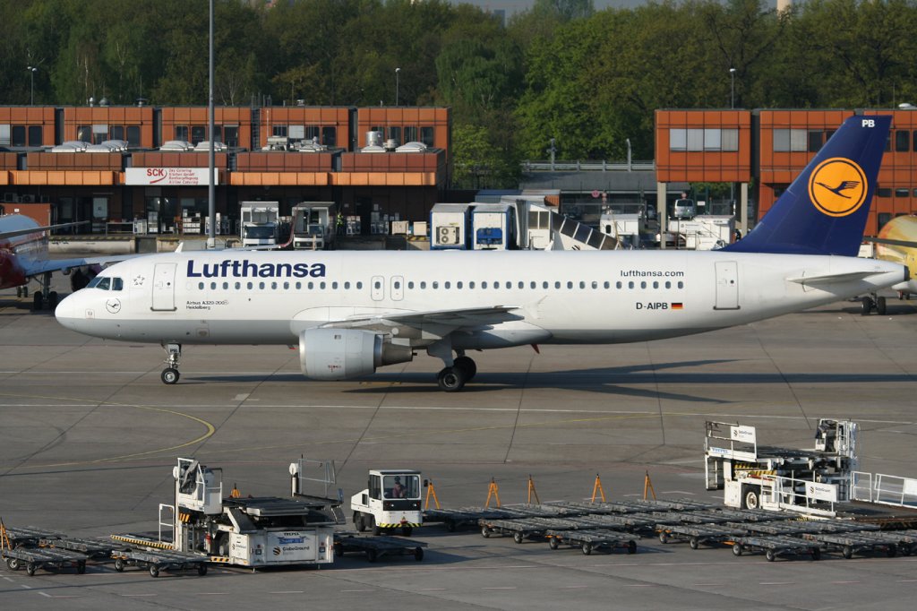 Lufthansa A 320-211 D-AIPB  Heidelberg  bei der Ankunft in Berlin-Tegel am 21.04.2011