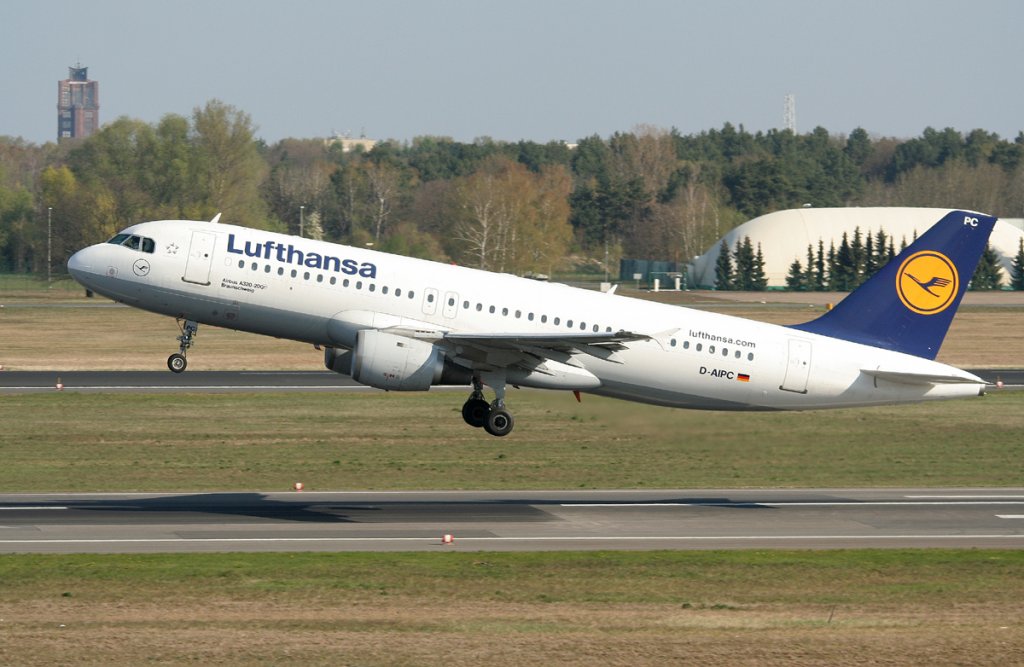 Lufthansa A 320-211 D-AIPC  Braunschweig  beim Start in Berlin-Tegel am 21.04.2012