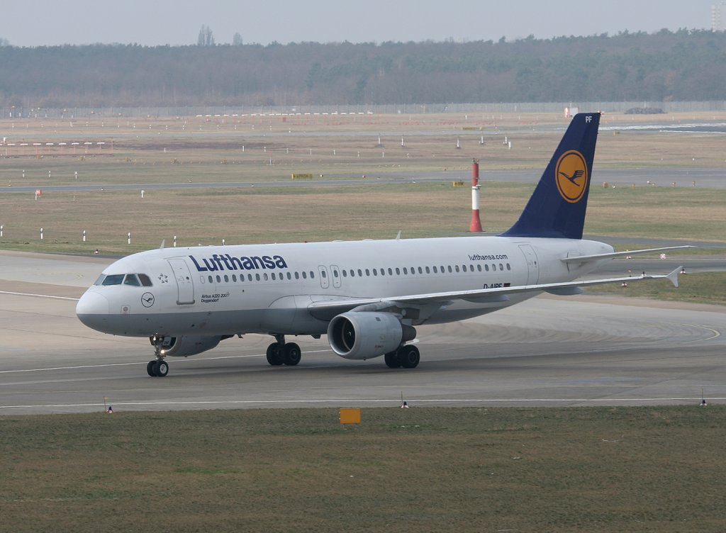 Lufthansa A 320-211 D-AIPF  Deggendorf  bei der Ankunft in Berlin-Tegel am 02.04.2011