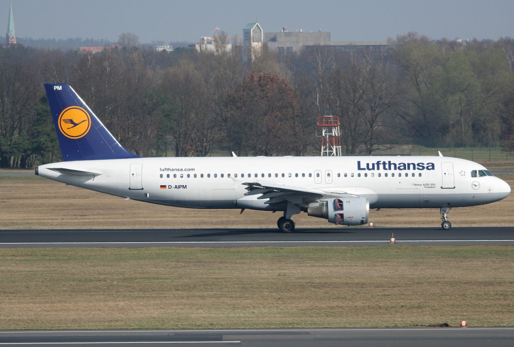 Lufthansa A 320-211 D-AIPM  Troisdorf  nach der Landung in Berlin-Tegel am 03.04.2011